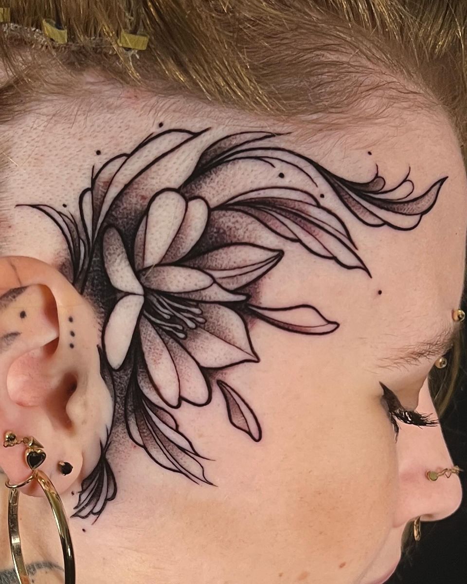 Mega cooles facetat. 🔥🔥🔥 Danke @janardlph für dein Vertrauen 🤝  #facetattoo #finelinetattoo #whipshading  #flowertattoo 