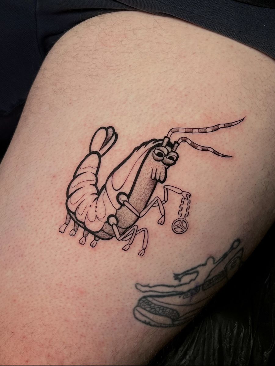 ✨ Fresh Ink ✨ Eine Garnele mit Benz-Stern-Kette 🦐⭐ – weil Kunst Spaß machen darf und jedes Tattoo eine Story erzählt. Wa