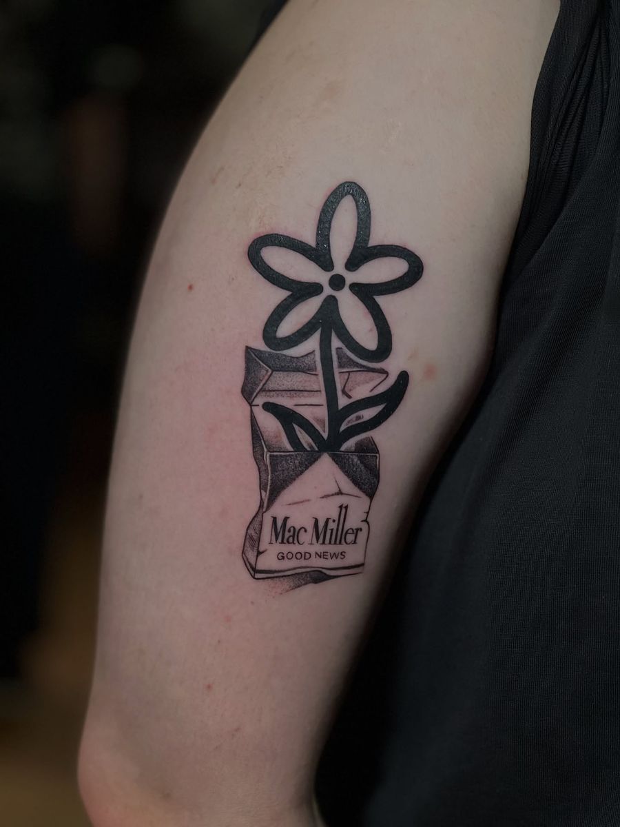 Ein Päckchen Erinnerung, eine Blume Hoffnung.  #MacMillerTribute #Tattoo #IllustrativeTattoo #FlowerTattoo #PosterStyle 