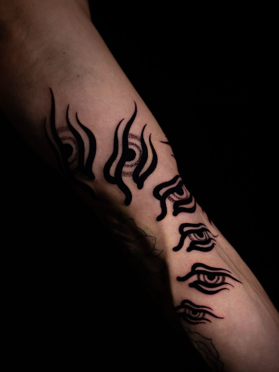 Blicke, die dich begleiten. Schwarzes Linework mit Rhythmus.  Abstrakte Augen als Blackwork auf der Innenseite des Unter