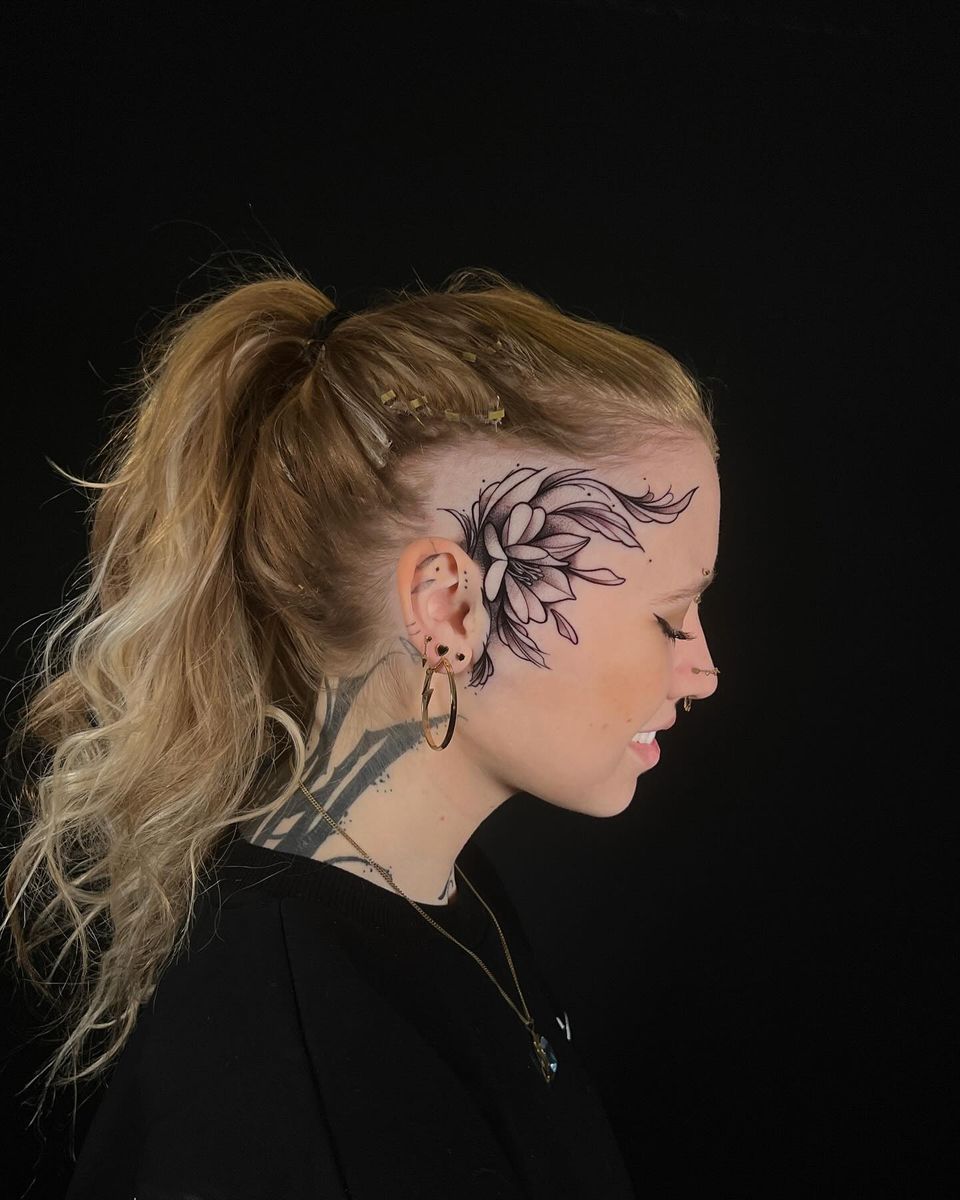 Mega cooles facetat. 🔥🔥🔥 Danke @janardlph für dein Vertrauen 🤝  #facetattoo #finelinetattoo #whipshading  #flowertattoo 