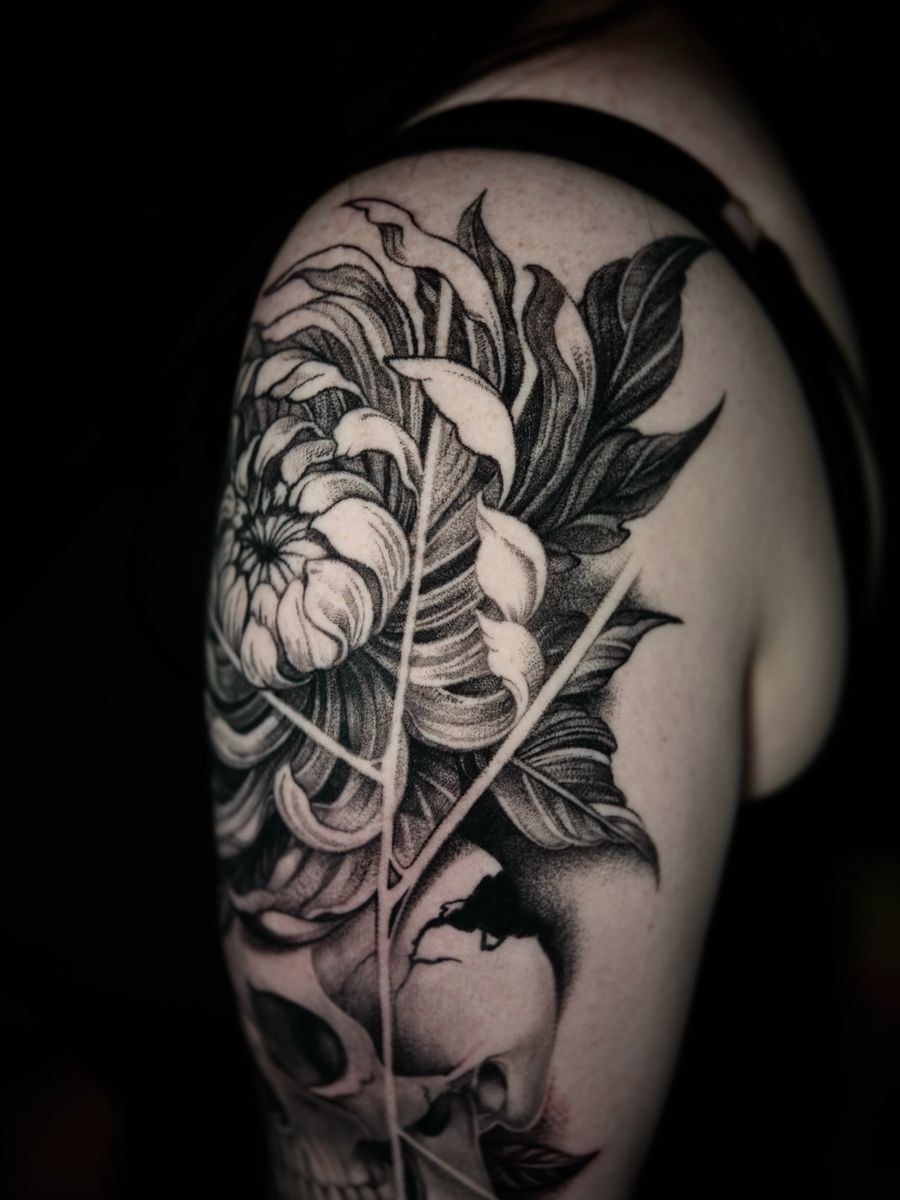 Chrysanthemen-Tattoo mit Totenkopf am Oberarm. Black & Grey, Whipshading, geometrische Linien.  2 Daysessions. Erste gro