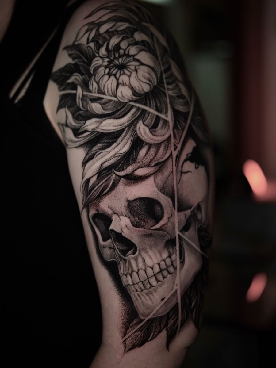 Chrysanthemen-Tattoo mit Totenkopf am Oberarm. Black & Grey, Whipshading, geometrische Linien.  2 Daysessions. Erste gro
