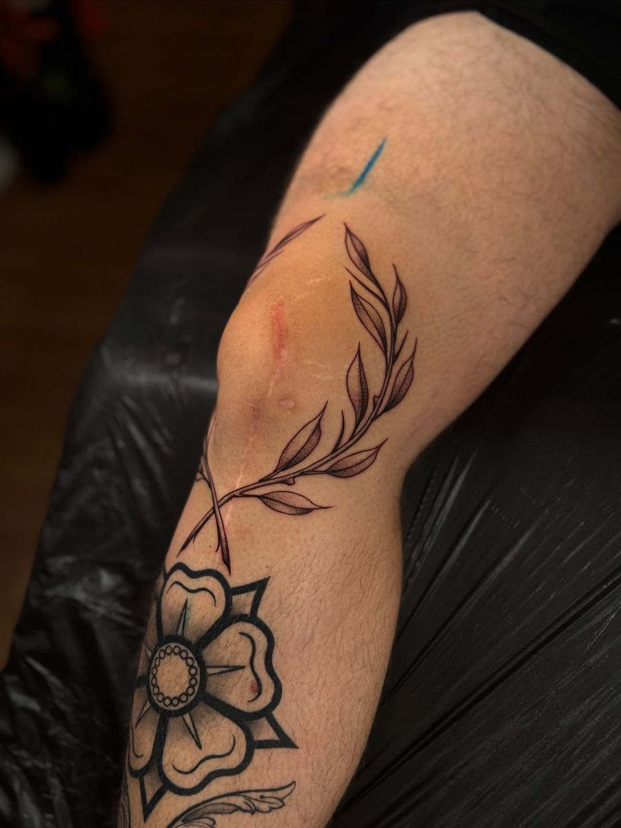 🍸Lorbeer Kranz: Knie-Tattoo mit Lorbeerkranz – dezent, klar, zeitlos. Gestochen im Tattoo-Studio Paderborn - Jenny B‘s T