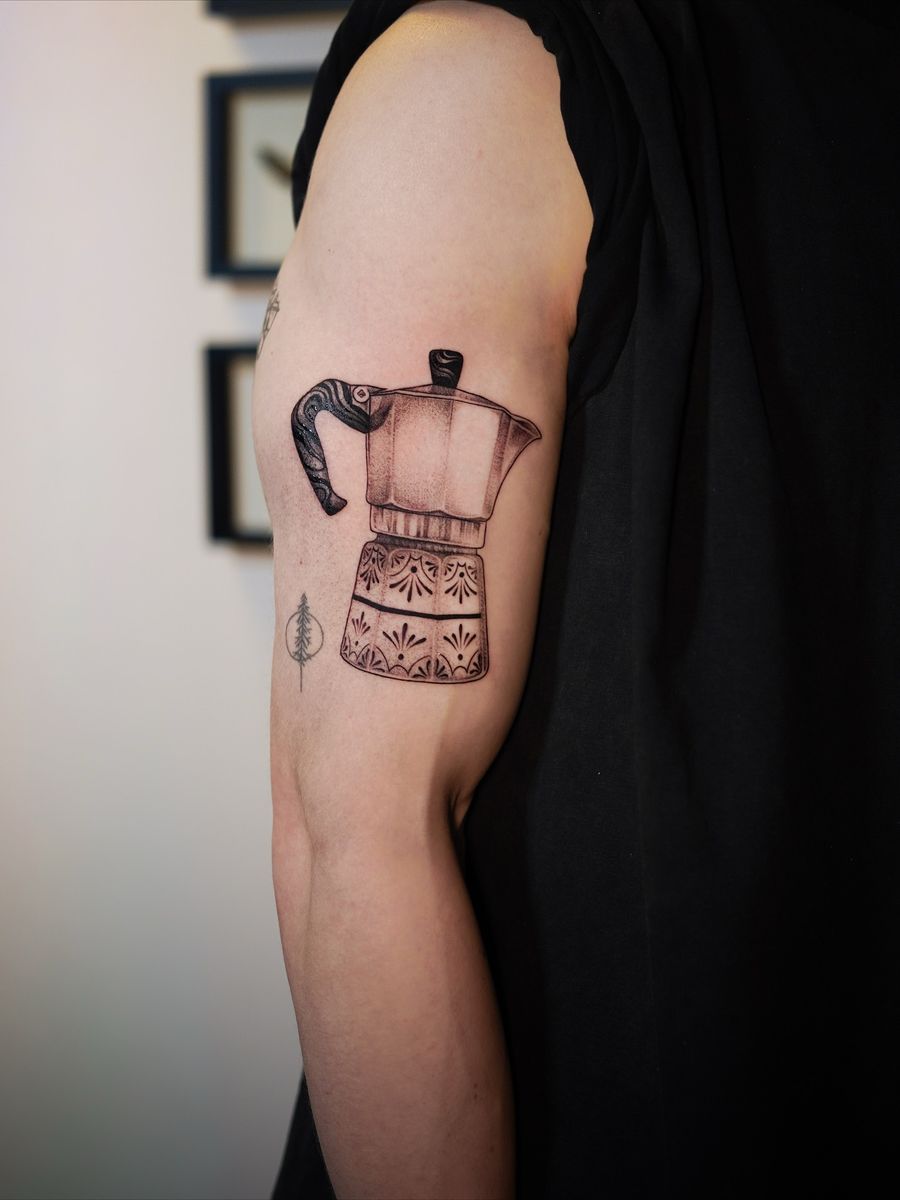 Dein Morgenritual als Tattoo. Mokkakanne in feinem Linework und Black & Grey.  Custom-Design mit ornamentalem Unterteil,