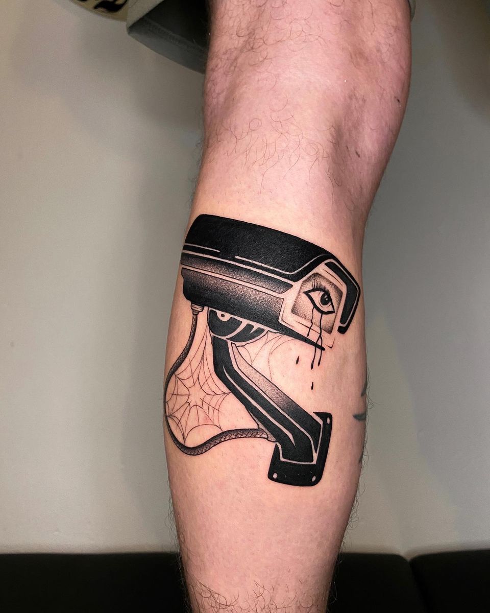 Das Tattoo wurde nach meinem Design angefertigt. Denken Sie daran, dass Sie rund um die Uhr beobachtet werden🎬 . . . . #