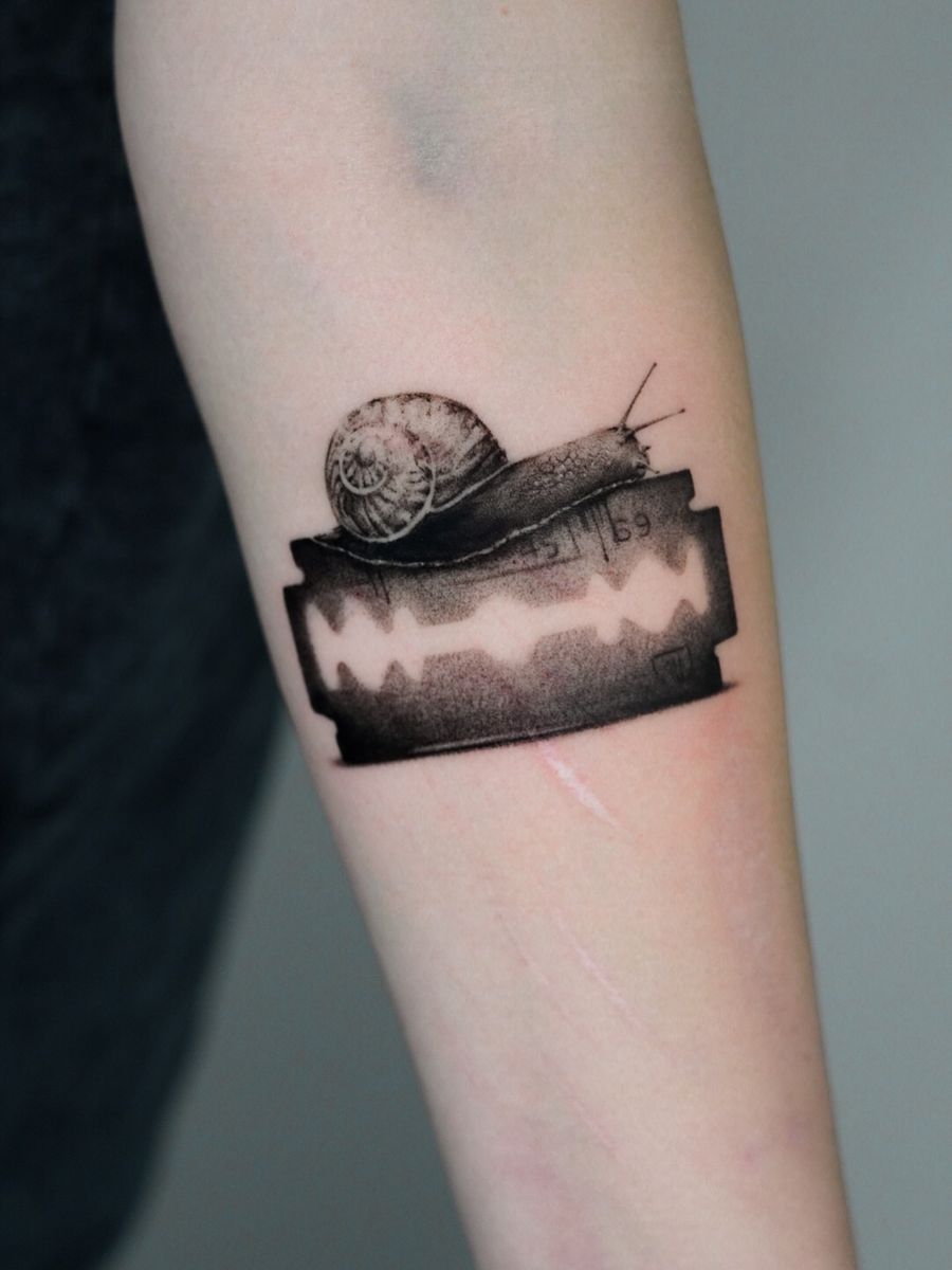 8 Slides über ein Tattoo ,das einen ganzen Tag dauert😅 . . . . . . . . #tattoodüsseldorf #tattoonrw #düsseldorf