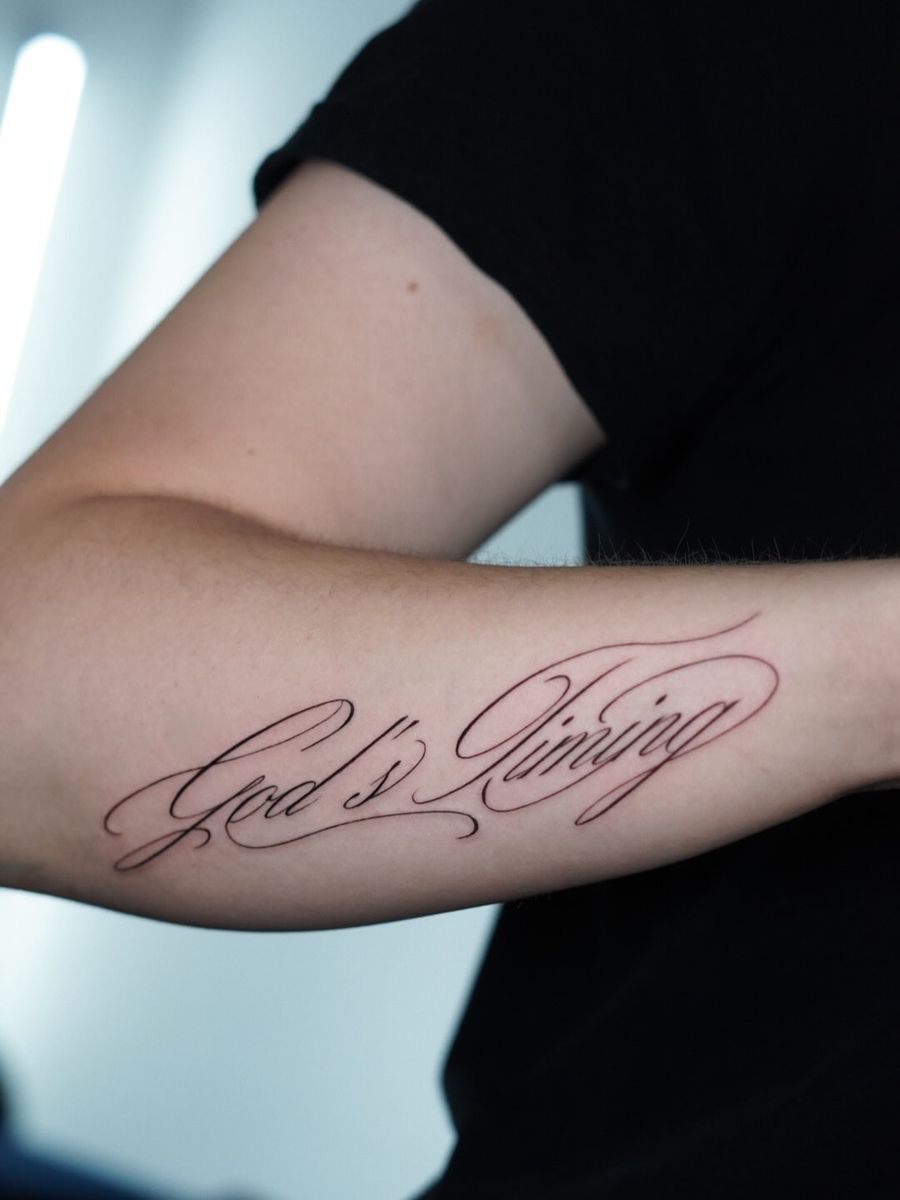 Heute haben wir dieses feine Tattoo mit dem Schriftzug „God’s Timing“ gestochen🙌😌 . Oktober-Termine weiterhin verfügbar🗓