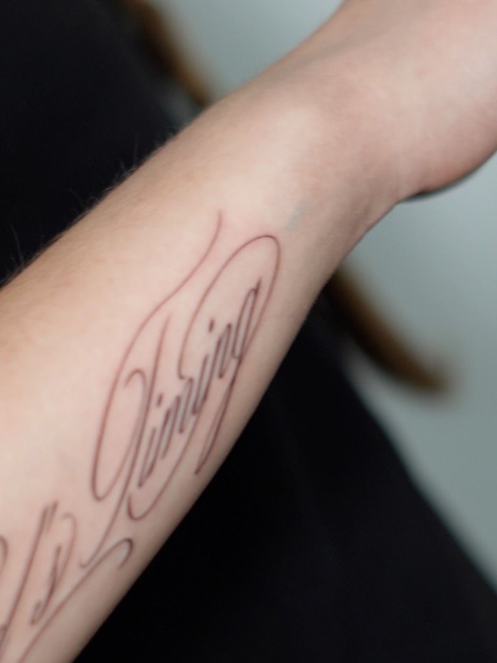 Heute haben wir dieses feine Tattoo mit dem Schriftzug „God’s Timing“ gestochen🙌😌 . Oktober-Termine weiterhin verfügbar🗓