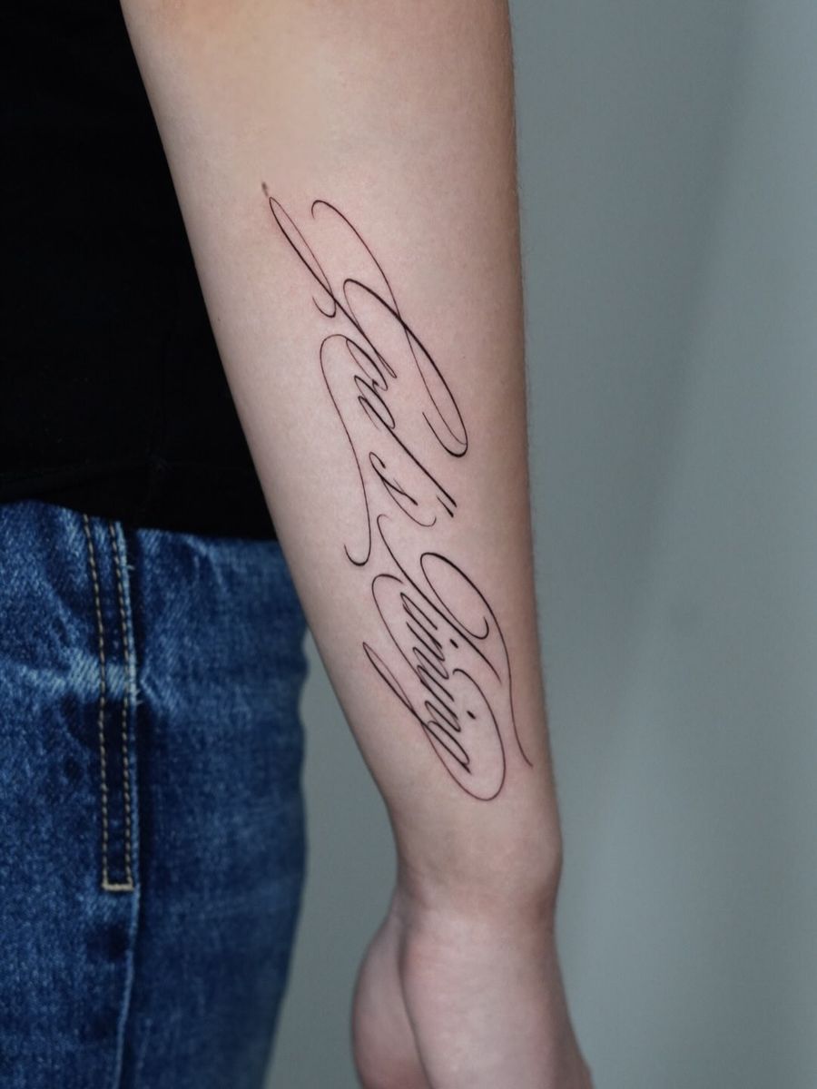 Heute haben wir dieses feine Tattoo mit dem Schriftzug „God’s Timing“ gestochen🙌😌 . Oktober-Termine weiterhin verfügbar🗓
