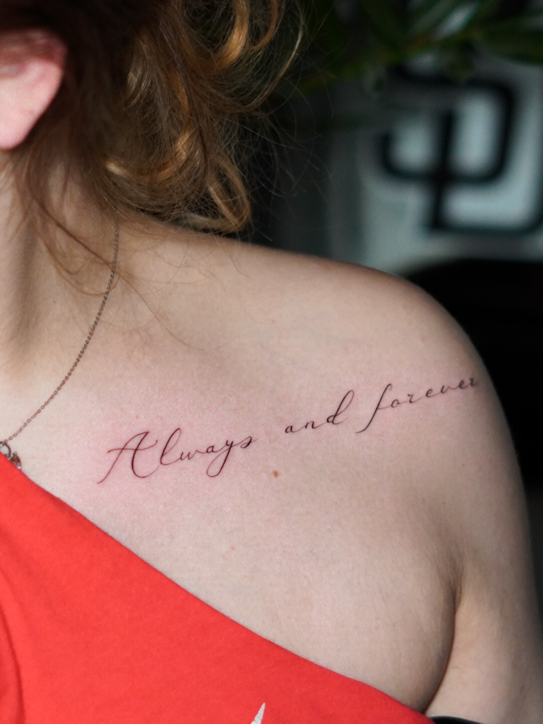 Feiner Schriftzug „Always and forever“ am Schlüsselbein, gestochen von Max