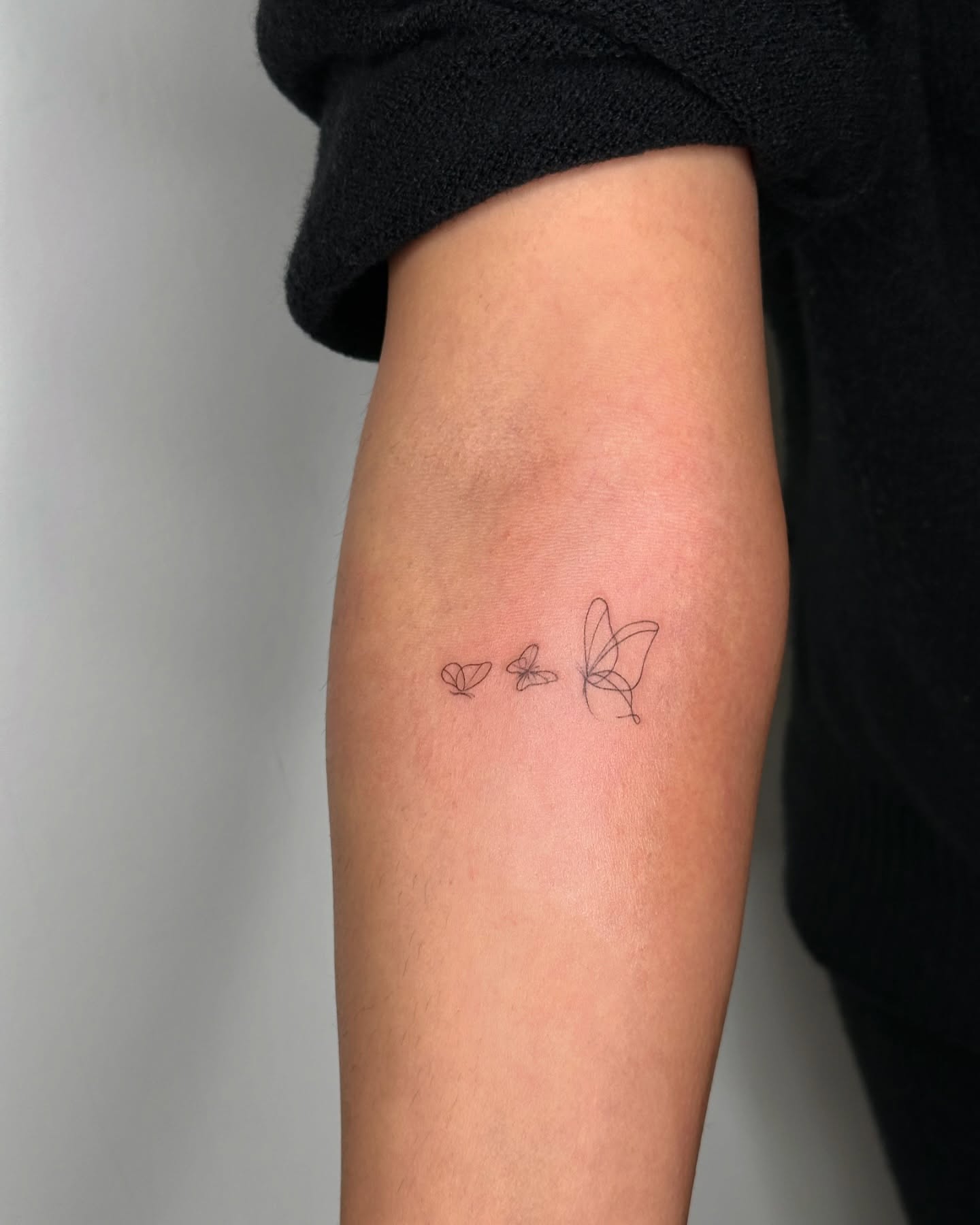 Kleine Fineline-Schmetterlinge am Unterarm, gestochen von Max