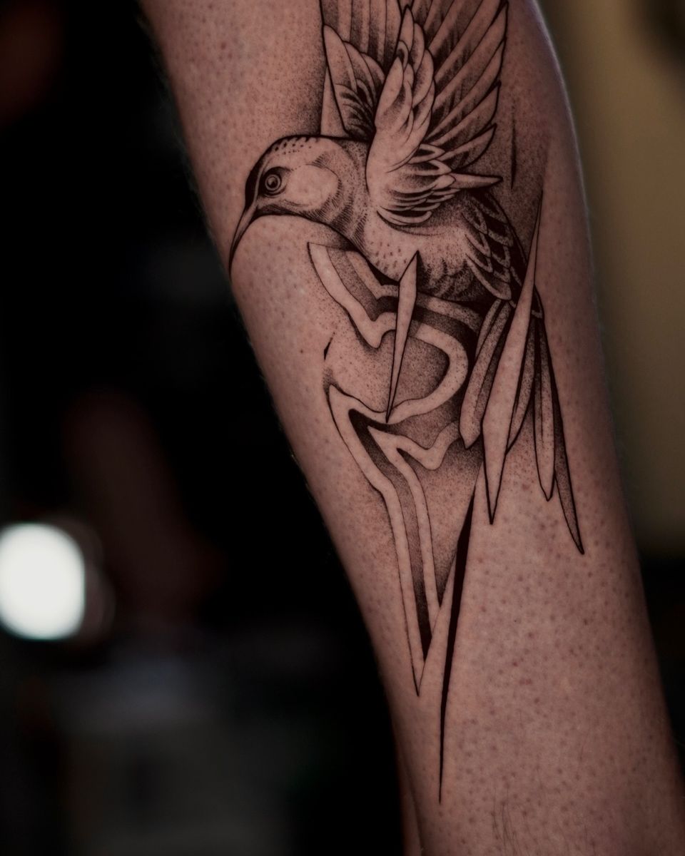 Hummingbird with abstract background. It was drawn quite spontaneously, but how interesting it looks on the leg❤️‍🔥  Don