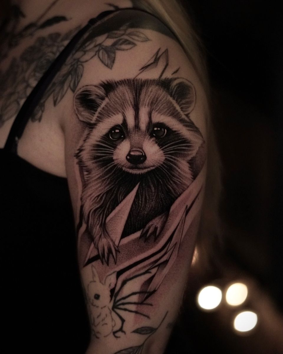 Probably one of the cutest tattoos I’ve ever done, I was happy when @janardlph asked to get a raccoon tattoo ❤️‍🔥 Thx fo