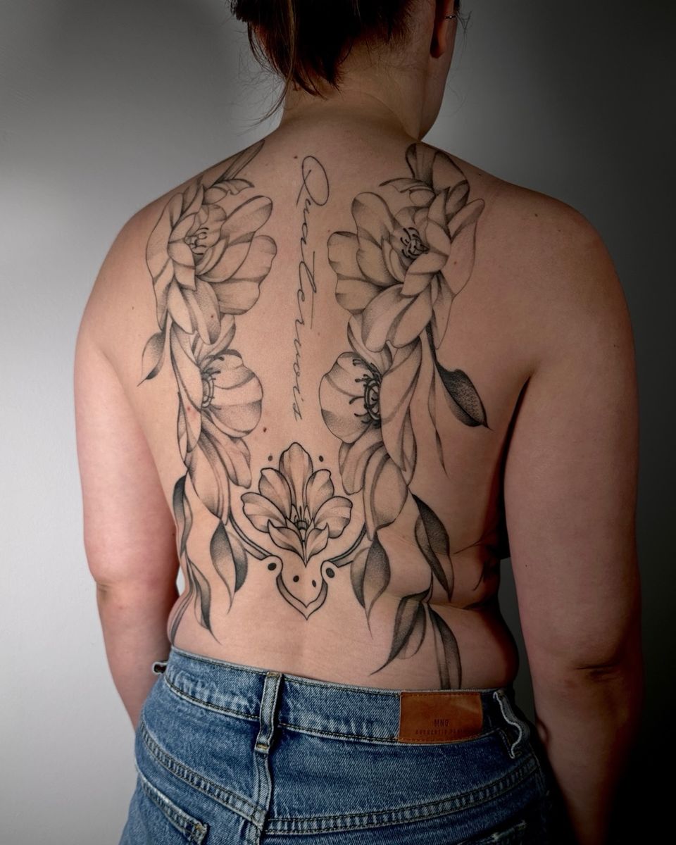 HEALED BACKPIECE   ________________________________________________  #tatt #mannheim #backpiecetattoo #floral