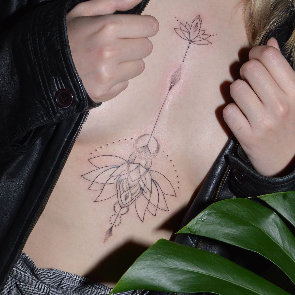 Fineline-Lotus mit Dotwork am Brustbein, gestochen von Ron