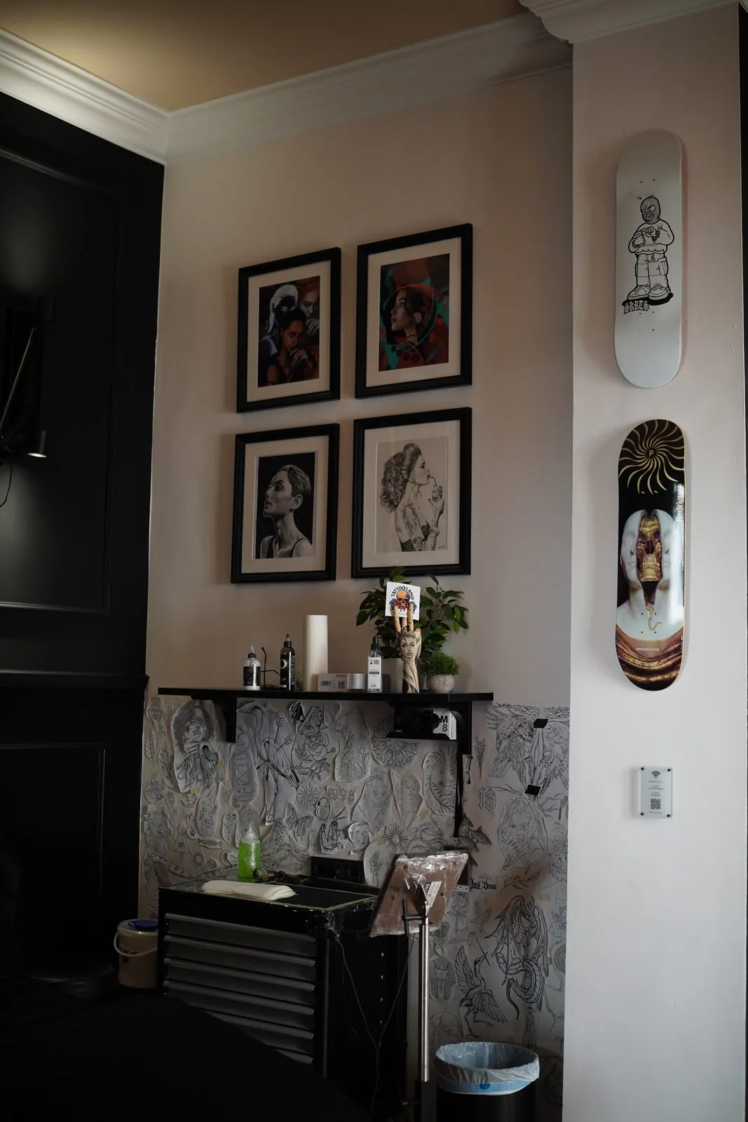 Arbeitsplatz mit Bilderwand, Skateboards und Flash-Wand