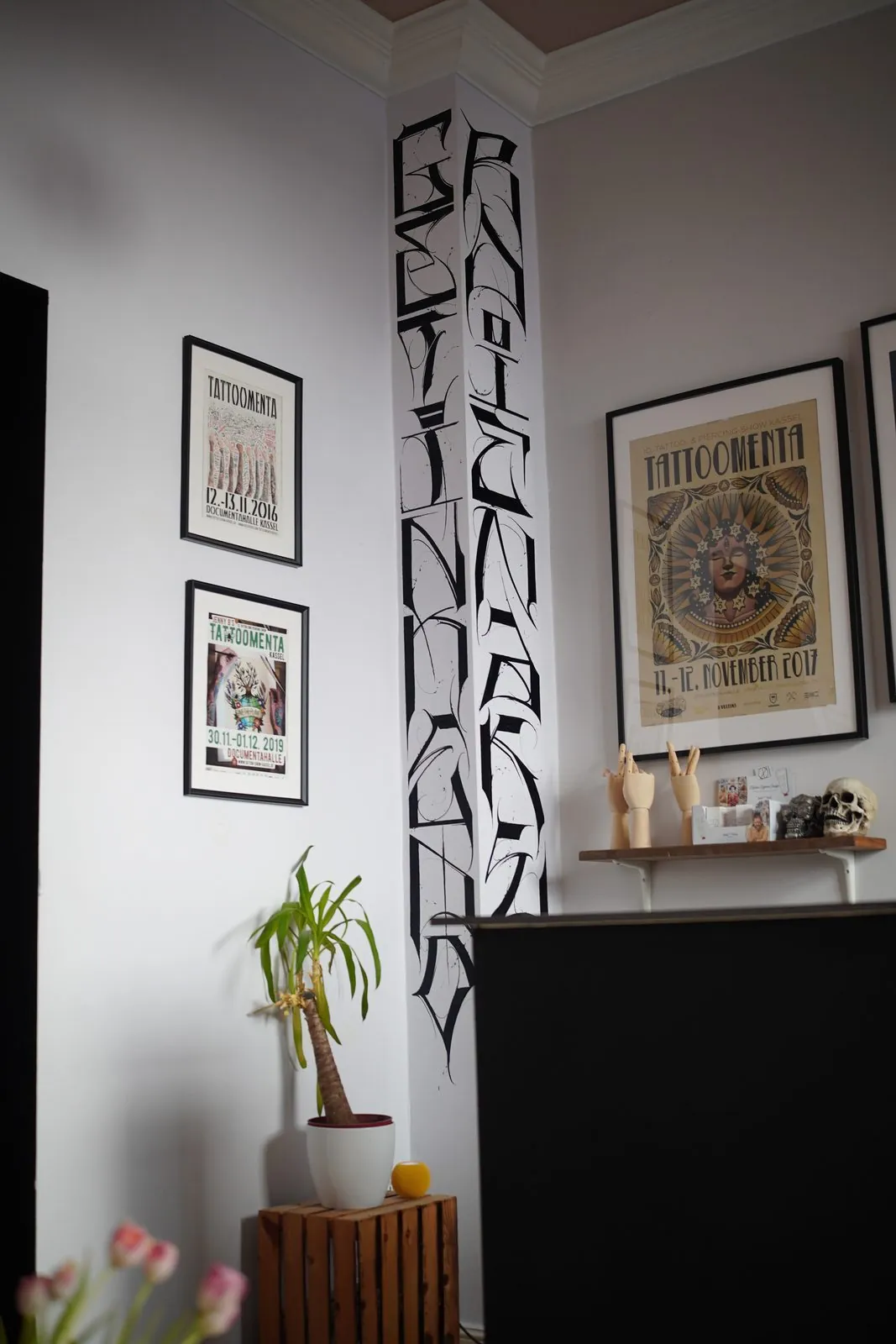 Empfang mit Kalligrafie-Säule und Tattoomenta-Postern